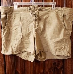 Boutique khaki shorts 24 women's plus